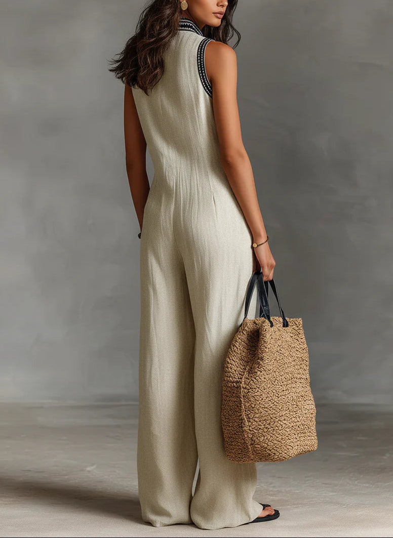 Tuta beige smanicata con scollo profondo e gamba larga